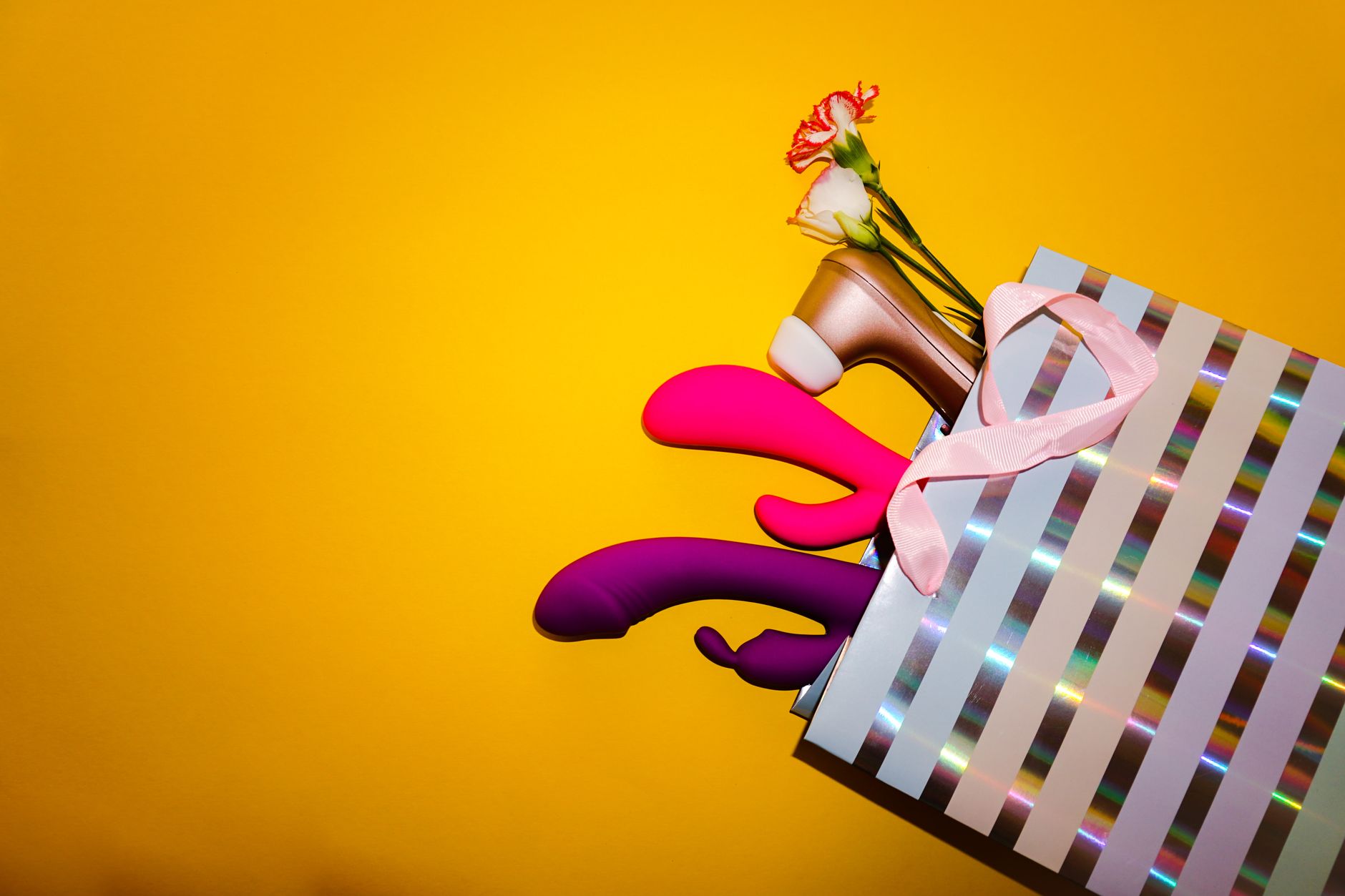 Vibrador de limón de Hello Nancy en primer plano sobre fondo neutro